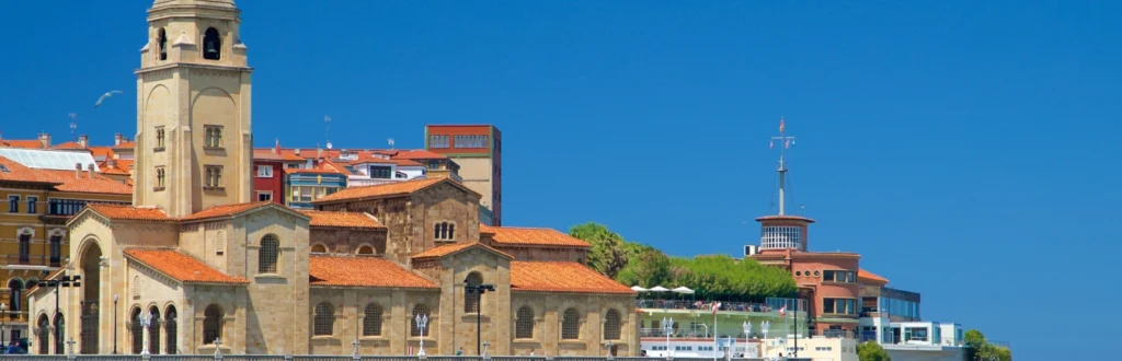 Vista de Gijón, donde atendemos a trabajadores despedidos